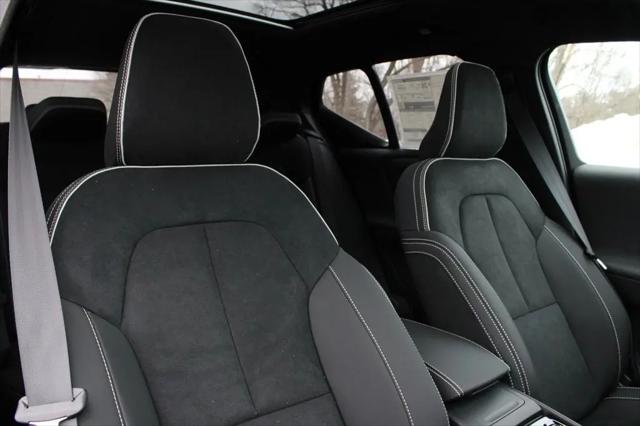 2026 Volvo XC40 Black Edition Ultra, B5 AWD Gas (mild hybrid)