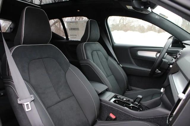 2026 Volvo XC40 Black Edition Ultra, B5 AWD Gas (mild hybrid)