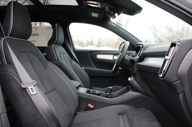 2026 Volvo XC40 Black Edition Ultra, B5 AWD Gas (mild hybrid)