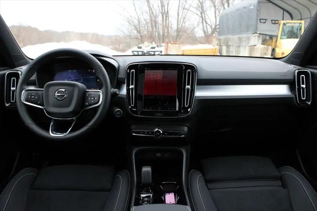 2026 Volvo XC40 Black Edition Ultra, B5 AWD Gas (mild hybrid)