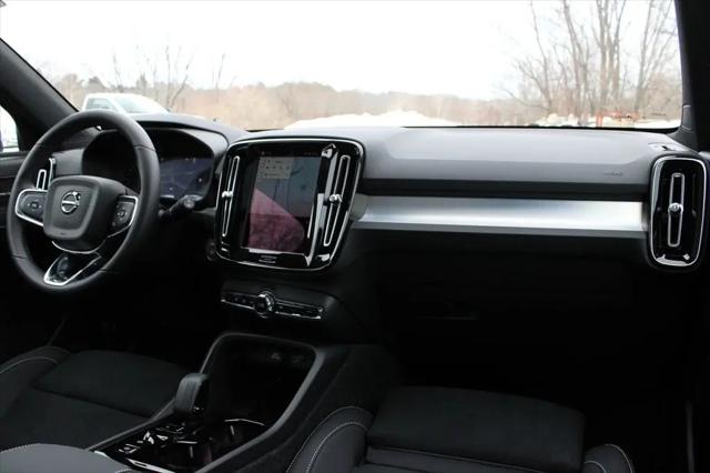 2026 Volvo XC40 Black Edition Ultra, B5 AWD Gas (mild hybrid)