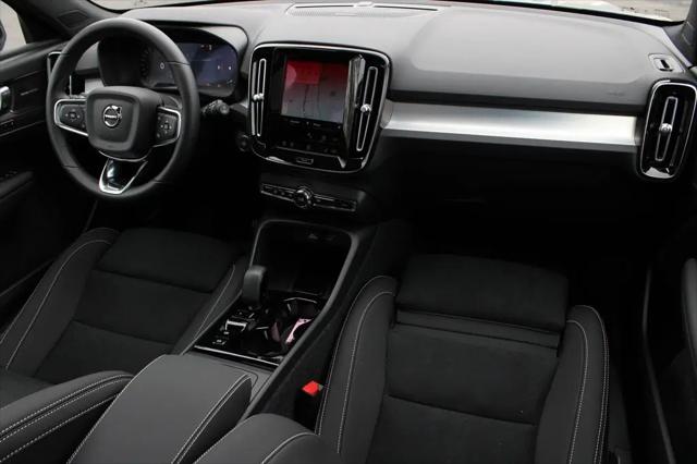 2026 Volvo XC40 Black Edition Ultra, B5 AWD Gas (mild hybrid)
