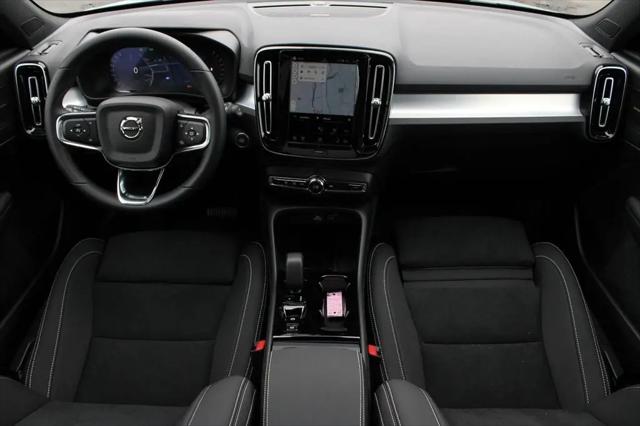 2026 Volvo XC40 Black Edition Ultra, B5 AWD Gas (mild hybrid)