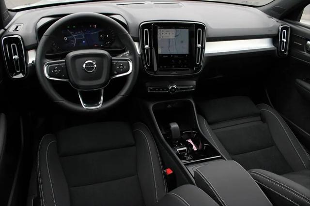 2026 Volvo XC40 Black Edition Ultra, B5 AWD Gas (mild hybrid)