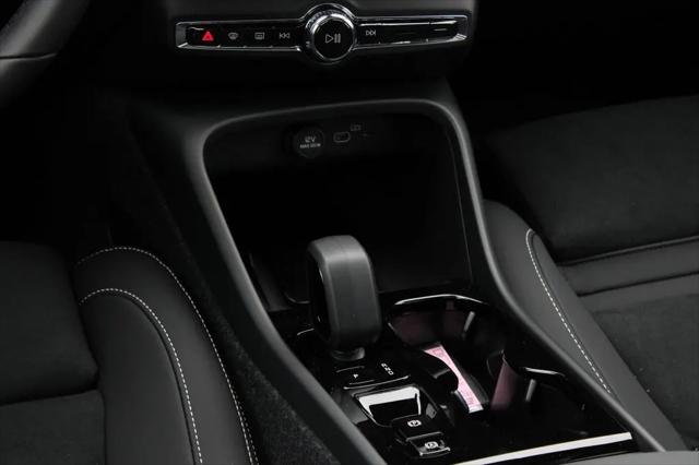 2026 Volvo XC40 Black Edition Ultra, B5 AWD Gas (mild hybrid)