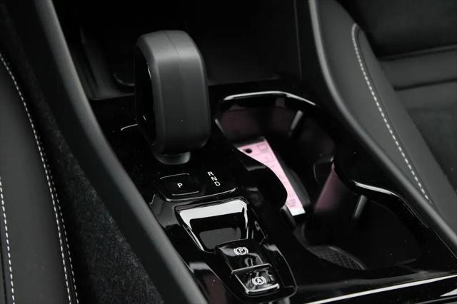 2026 Volvo XC40 Black Edition Ultra, B5 AWD Gas (mild hybrid)