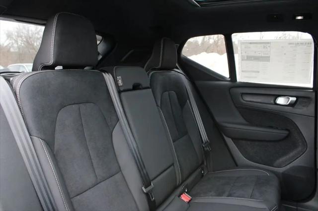 2026 Volvo XC40 Black Edition Ultra, B5 AWD Gas (mild hybrid)