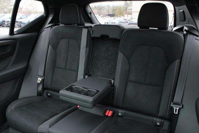 2026 Volvo XC40 Black Edition Ultra, B5 AWD Gas (mild hybrid)