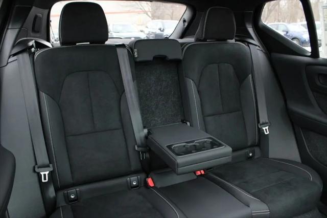 2026 Volvo XC40 Black Edition Ultra, B5 AWD Gas (mild hybrid)