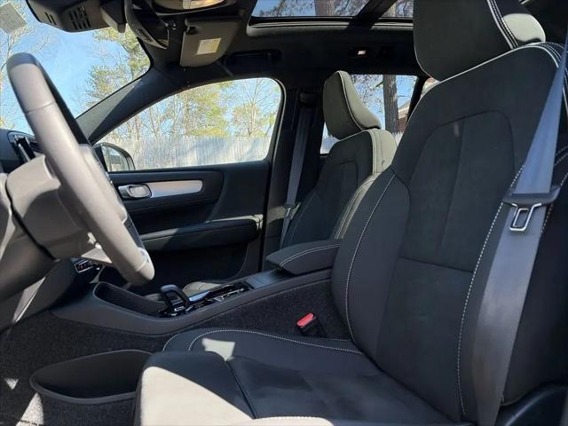 2026 Volvo XC40 Black Edition Ultra, B5 AWD Gas (mild hybrid)