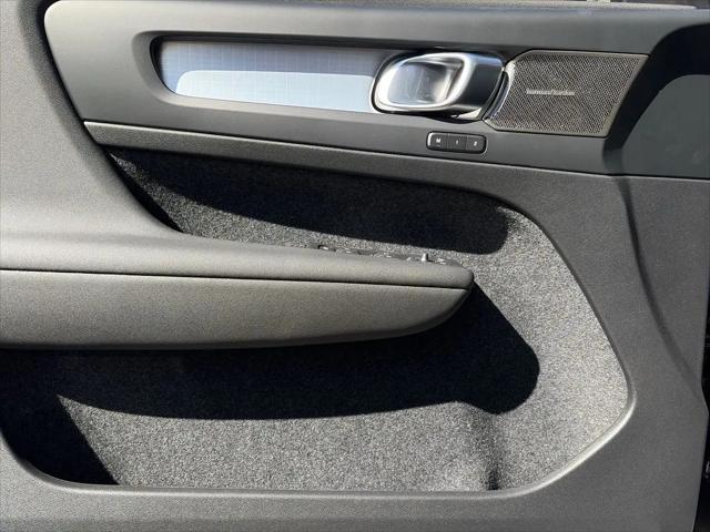 2026 Volvo XC40 Black Edition Ultra, B5 AWD Gas (mild hybrid)