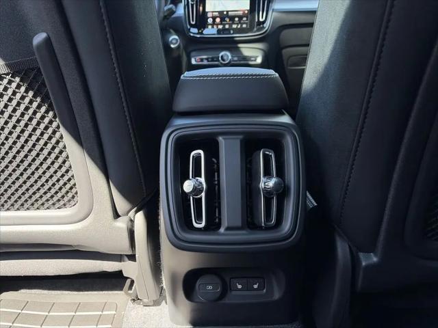 2026 Volvo XC40 Black Edition Ultra, B5 AWD Gas (mild hybrid)