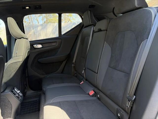 2026 Volvo XC40 Black Edition Ultra, B5 AWD Gas (mild hybrid)