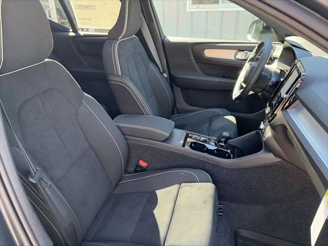 2026 Volvo XC40 Black Edition Ultra, B5 AWD Gas (mild hybrid)