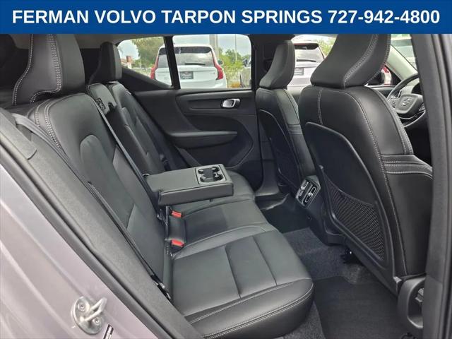 2026 Volvo XC40 Core, B4 FWD Gas (mild hybrid), Dark