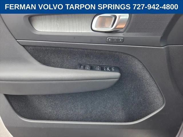 2026 Volvo XC40 Core, B4 FWD Gas (mild hybrid), Dark