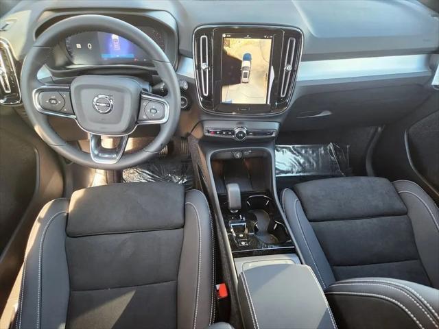 2026 Volvo XC40 Ultra, B5 AWD Gas (mild hybrid), Dark