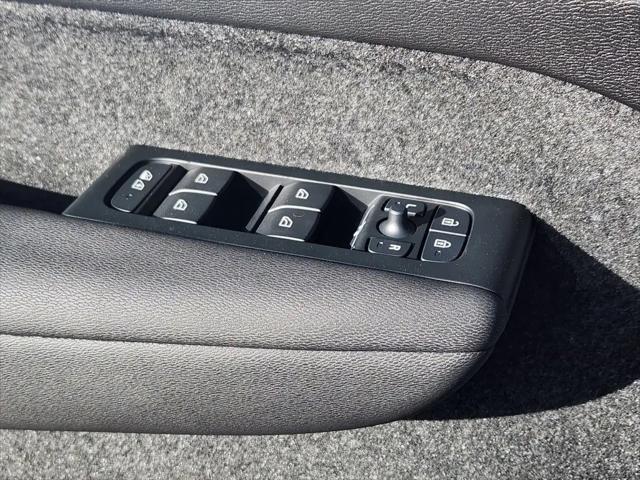 2026 Volvo XC40 Ultra, B5 AWD Gas (mild hybrid), Dark