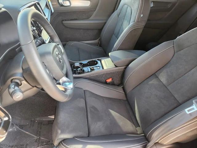 2026 Volvo XC40 Ultra, B5 AWD Gas (mild hybrid), Dark
