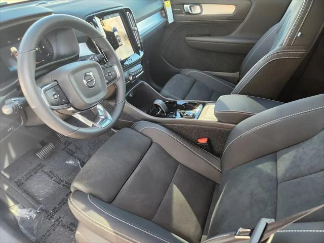 2026 Volvo XC40 Ultra, B5 AWD Gas (mild hybrid), Dark