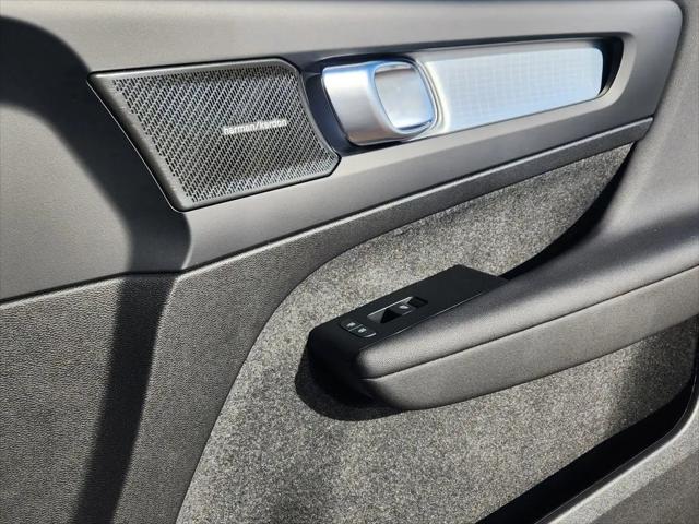 2026 Volvo XC40 Ultra, B5 AWD Gas (mild hybrid), Dark