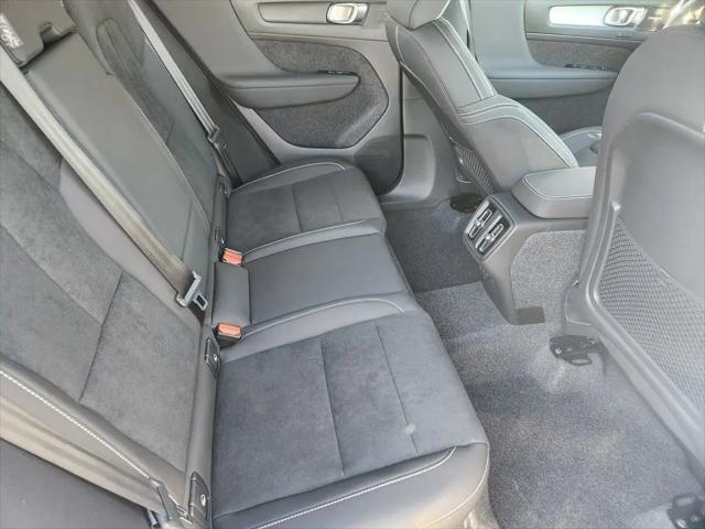 2026 Volvo XC40 Ultra, B5 AWD Gas (mild hybrid), Dark