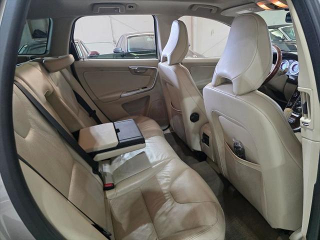 2012 Volvo XC60 T6 R-Design Platinum
