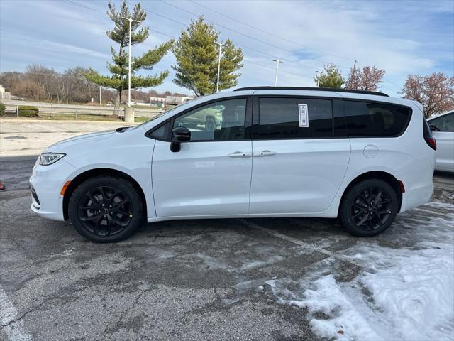 2026 Chrysler Pacifica Select AWD