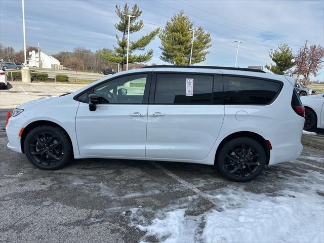 2026 Chrysler Pacifica Select AWD