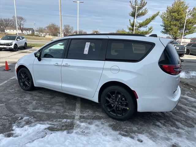 2026 Chrysler Pacifica Select AWD
