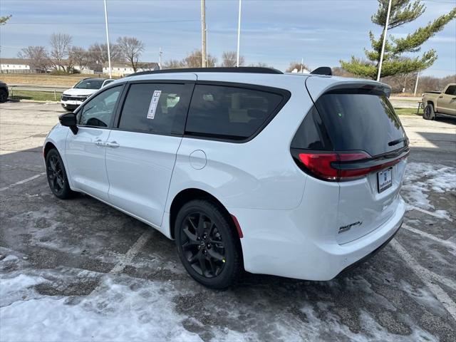 2026 Chrysler Pacifica Select AWD
