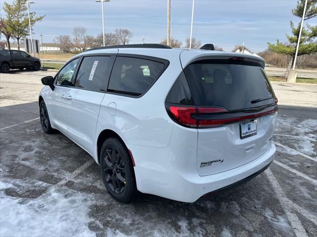 2026 Chrysler Pacifica Select AWD