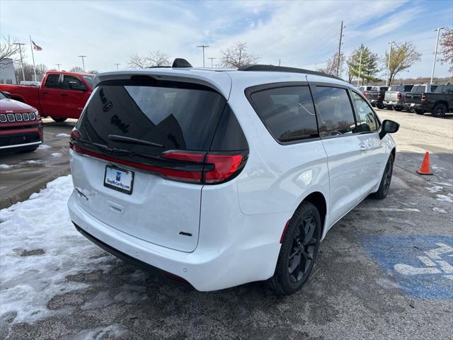 2026 Chrysler Pacifica Select AWD