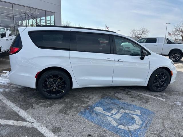 2026 Chrysler Pacifica Select AWD