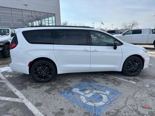 2026 Chrysler Pacifica Select AWD