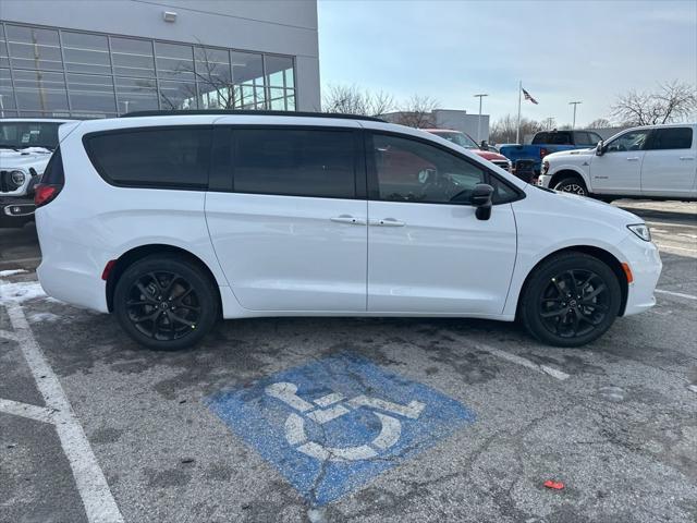 2026 Chrysler Pacifica Select AWD