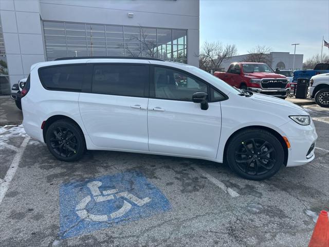 2026 Chrysler Pacifica Select AWD
