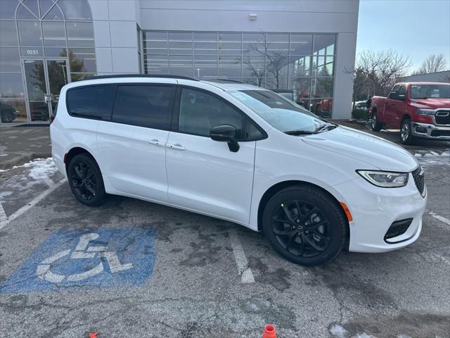 2026 Chrysler Pacifica Select AWD