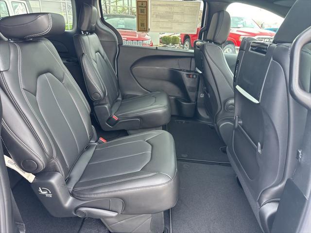 2026 Chrysler Pacifica Select AWD