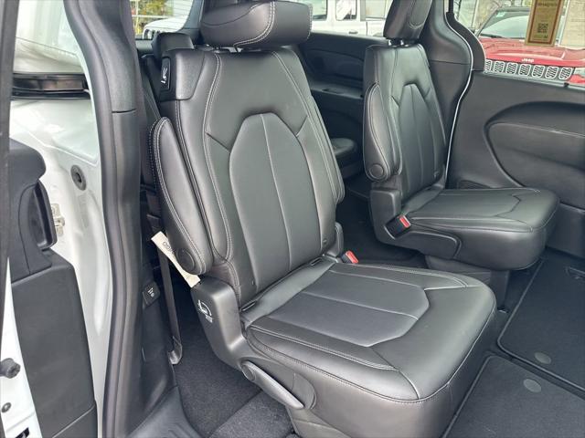 2026 Chrysler Pacifica Select AWD