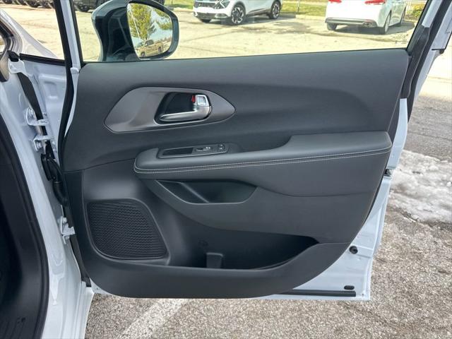2026 Chrysler Pacifica Select AWD