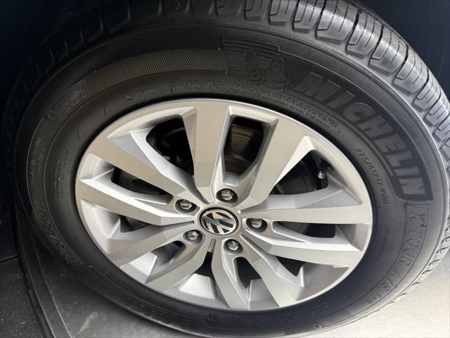 2012 Volkswagen Routan SE