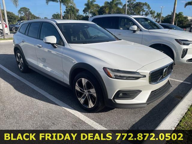 2025 Volvo V60 Cross Country B5 Plus