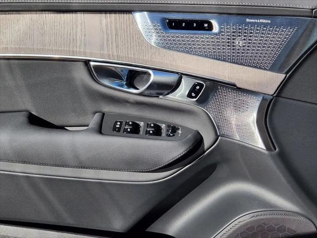 2026 Volvo XC90 Ultra Dark Theme, B6 AWD Gas (mild hybrid), Gasoline, 7 Seats