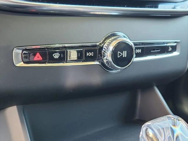 2026 Volvo XC90 Ultra Dark Theme, B6 AWD Gas (mild hybrid), Gasoline, 7 Seats