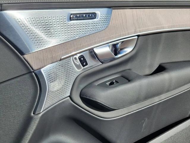 2026 Volvo XC90 Ultra Dark Theme, B6 AWD Gas (mild hybrid), Gasoline, 7 Seats