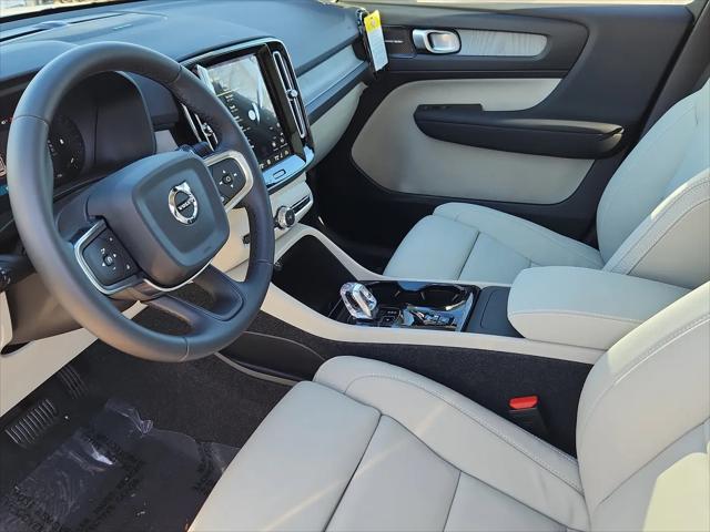 2026 Volvo XC40 Ultra, B5 AWD Gas (mild hybrid), Dark