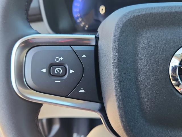 2026 Volvo XC40 Ultra, B5 AWD Gas (mild hybrid), Dark