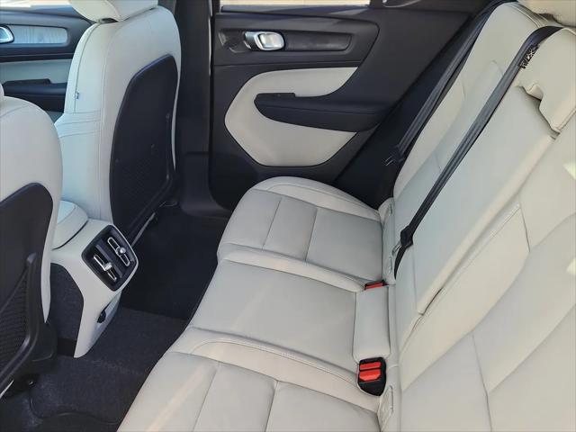 2026 Volvo XC40 Ultra, B5 AWD Gas (mild hybrid), Dark