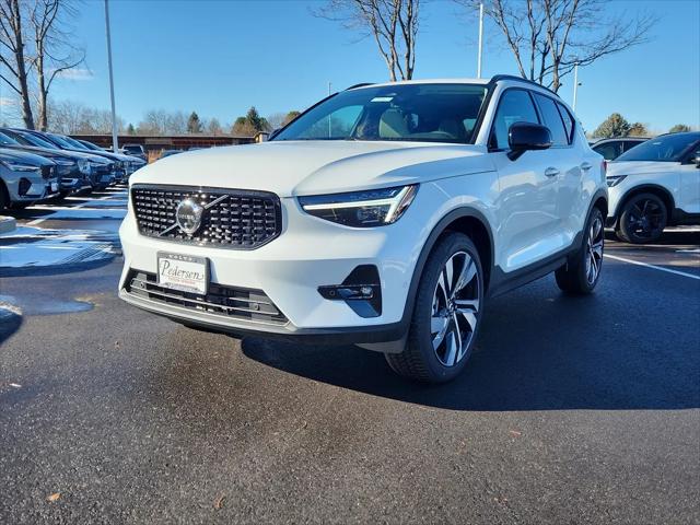 2026 Volvo XC40 Ultra, B5 AWD Gas (mild hybrid), Dark